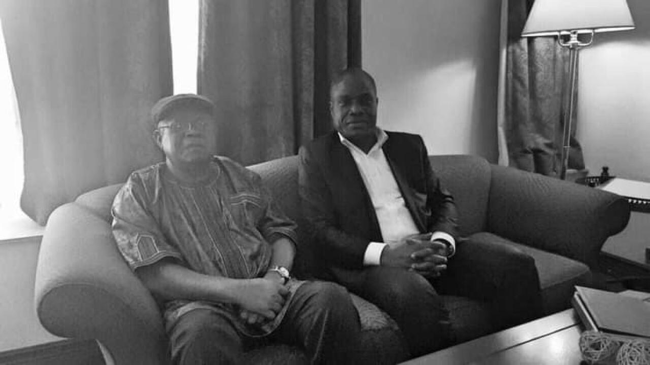 Martin Fayulu assis à droite du sphinx de Limete, Étienne Tshisekedi.