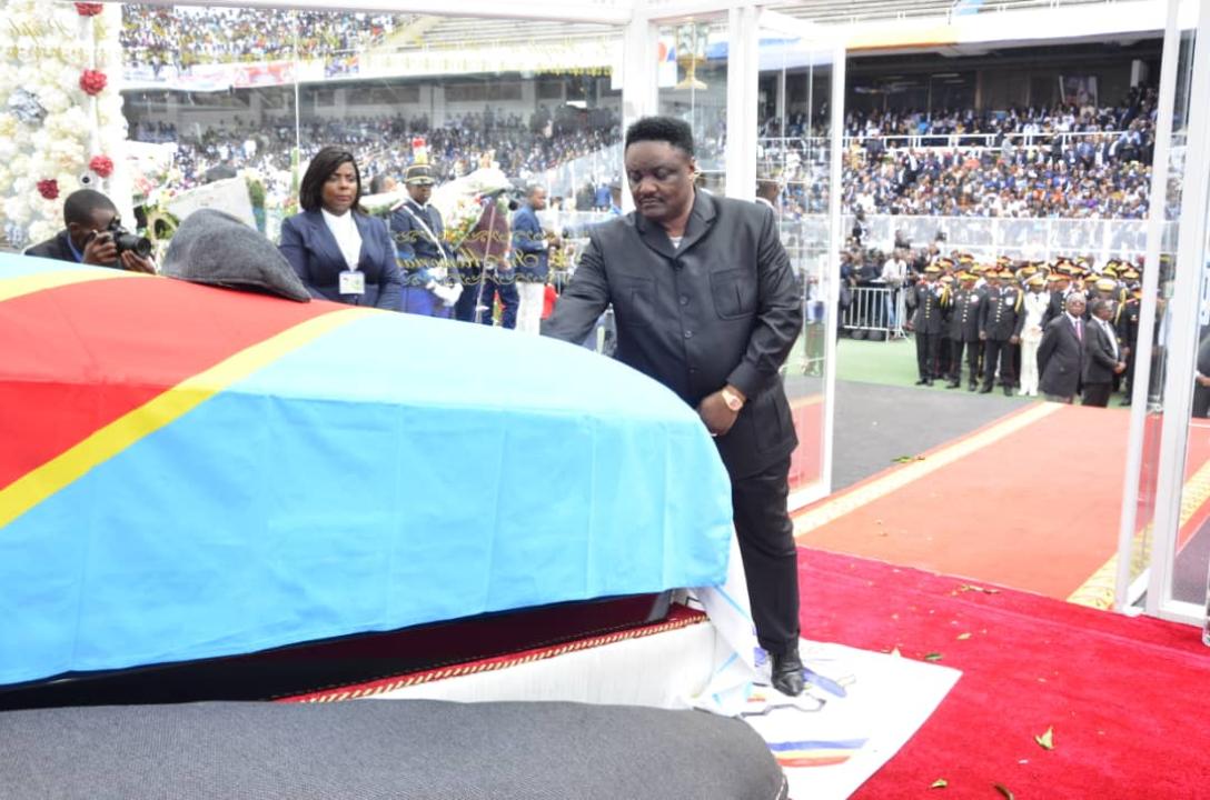 Joseph Olenghankoy déposant sa gerbe de fleurs devant la dépouille mortelle d'Etienne Tshisekedi