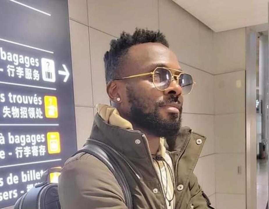 Le chanteur, Héritier Wata à l'aéroport Charles de Gaulle à Paris.