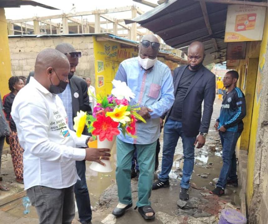 Jean-Claude Vuemba dépose une gerbe des fleurs au lieu du drame de Matadi-Kibala