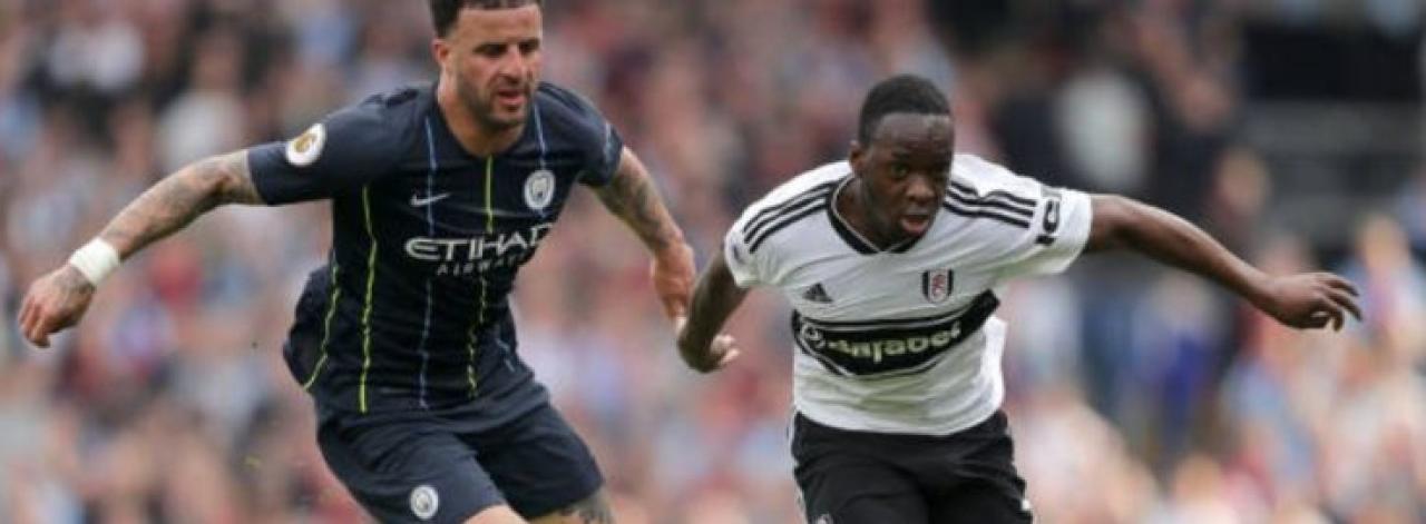 Neeskens Kebano, en duel avec le défenseur de Manchester City, Kyle Walker.