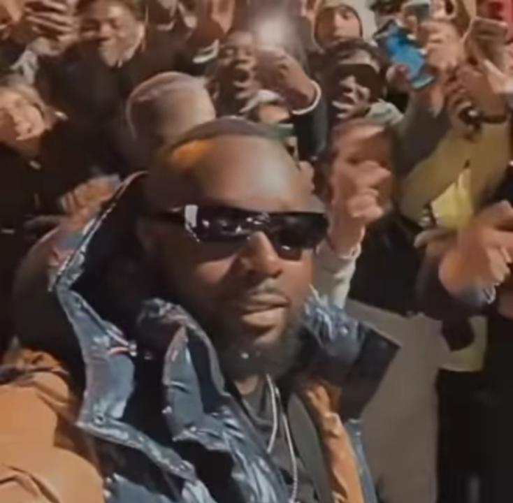 GIMS avec ses fans, devant le Dôme de Marseille.