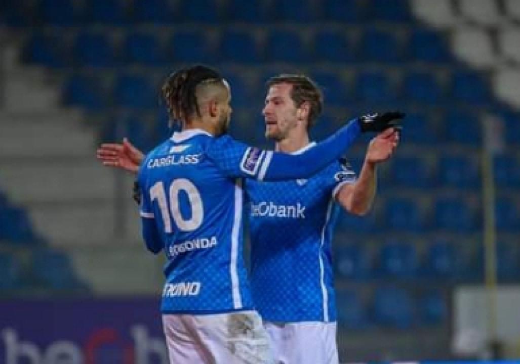 Théo Bongonda en pleine célébration d'un but avec son coéquipier de Genk.
