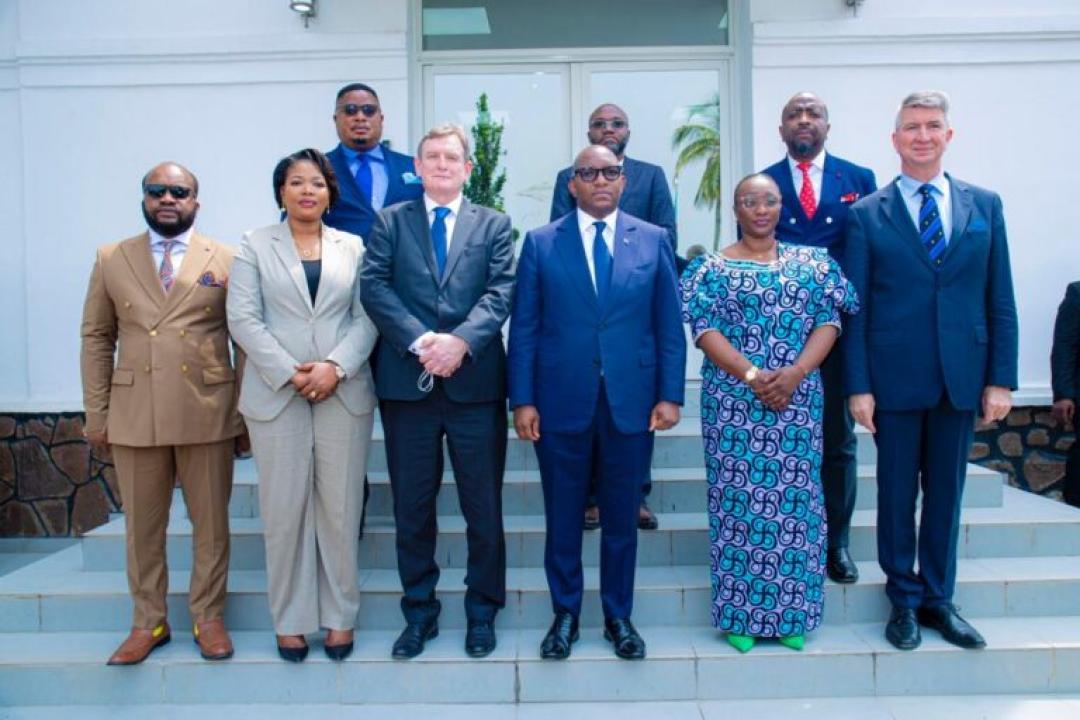 Une délégation de la société allemande Geoscan pose avec le premier ministre Sama Lukonde à la fin de l'audience, mardi 08 février