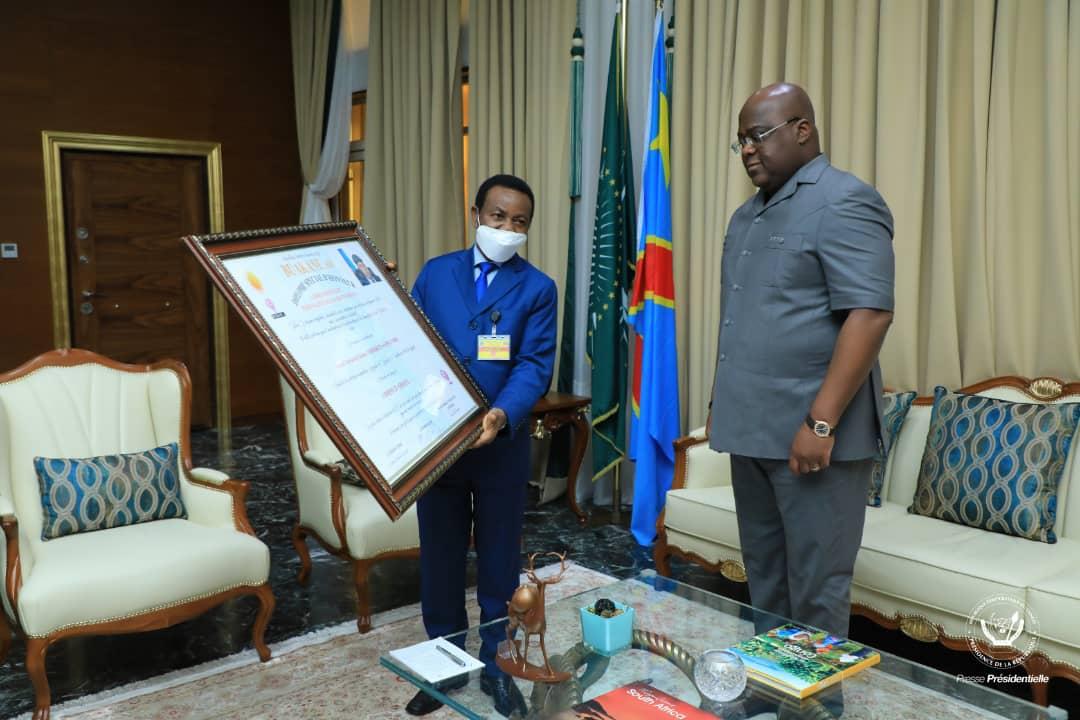 Le président de l'Assemblée nationale, Mboso Nkodia remet à Félix Tshisekedi un diplôme d'honneur décerné à titre posthume à Étienne Tshisekedi