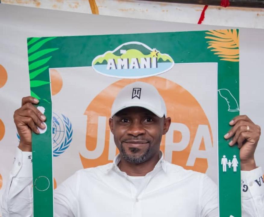 Le ministre de la communication et médias et porte-parole du gouvernement, Patrick Muyaya tenant une structure du festival Amani