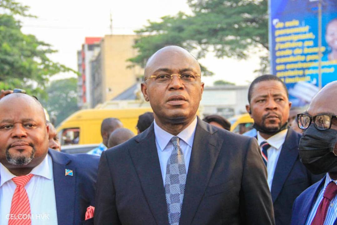 Le Gouverneur de la Ville de Kinshasa, entouré du VPM, ministre du Budget et du ministre des Finances lors de la cérémonie de réception de nouveaux engins pour l'assainissement de la Ville