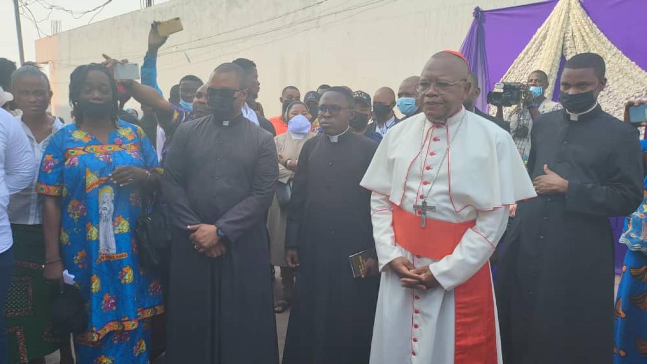 Le Cardinal Fridolin Ambongo devant le Mémorial circonstanciel des victimes du drame de Matadi-Kibala