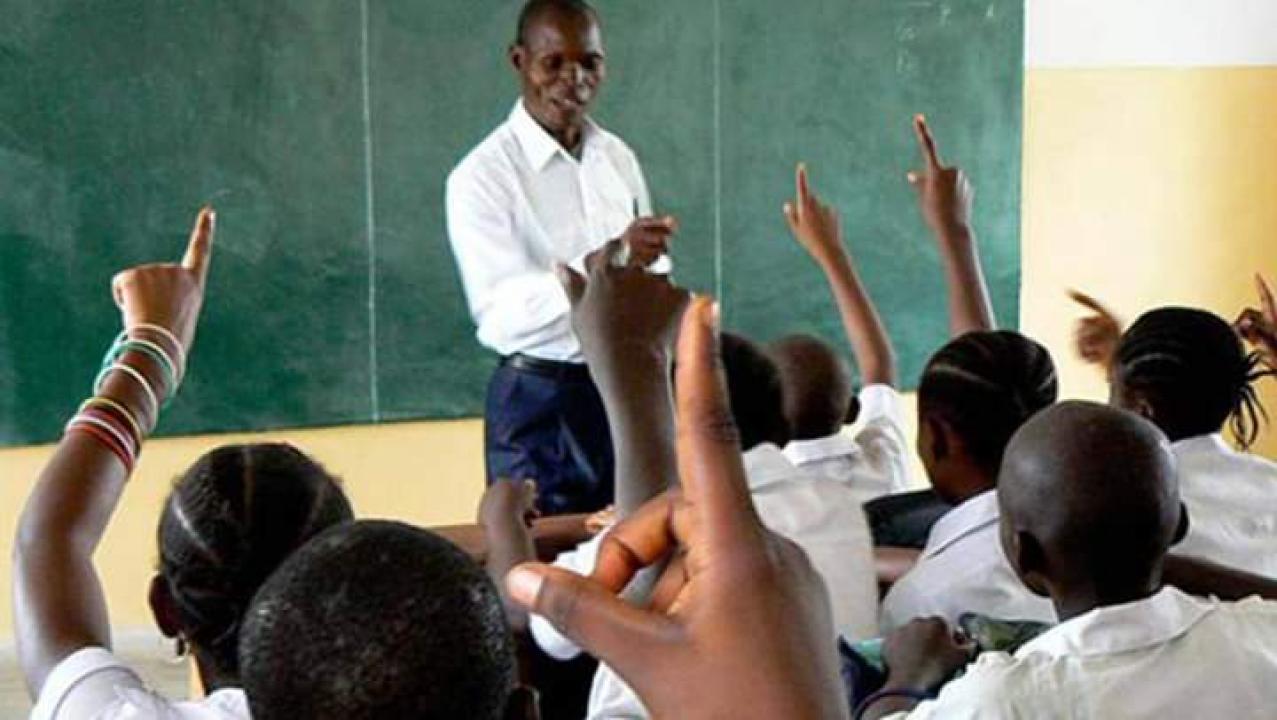 Un enseignant congolais en plein cours dans une salle de classe [Photo d'illustration]