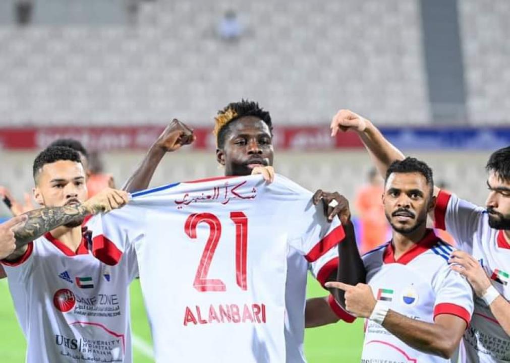 Ben Malango, en pleine célébration d'un but avec ses coéquipiers de Sharjah Sports Club.