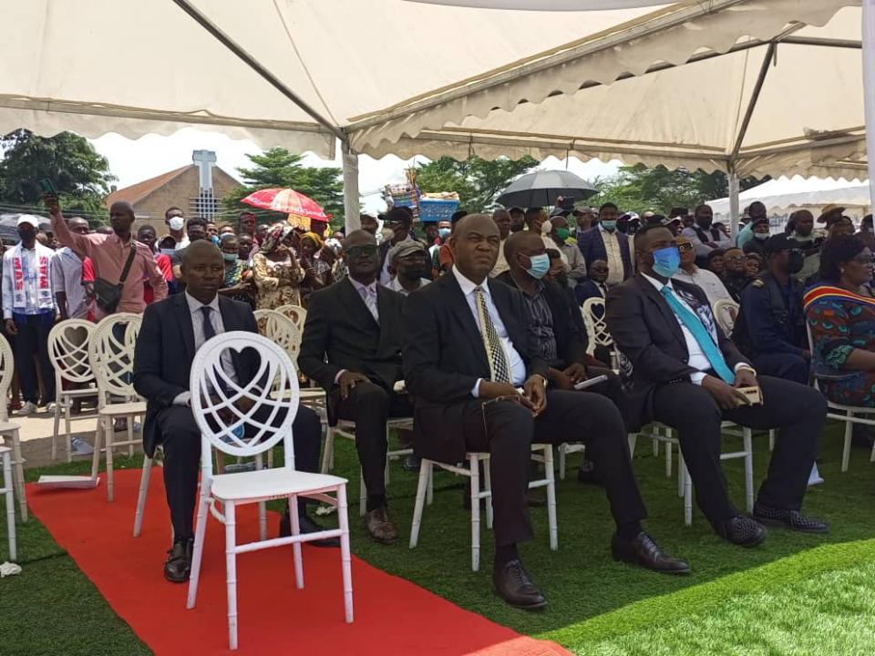 Le gouverneur Gentiny Ngobila prend part aux derniers Hommages des victimes des drames de Matadi Kibala
