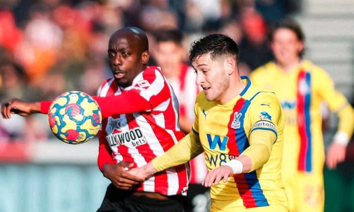 Yoane Wissa en duel avec un joueur de Crystal Palace.