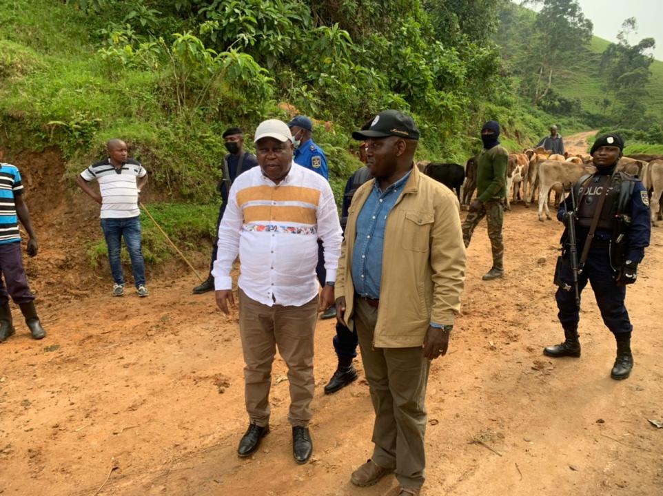 Le ministre d'état au développement rural François inspecte les travaux d'entretien et cantonage manuels des routes de dessertes agricoles