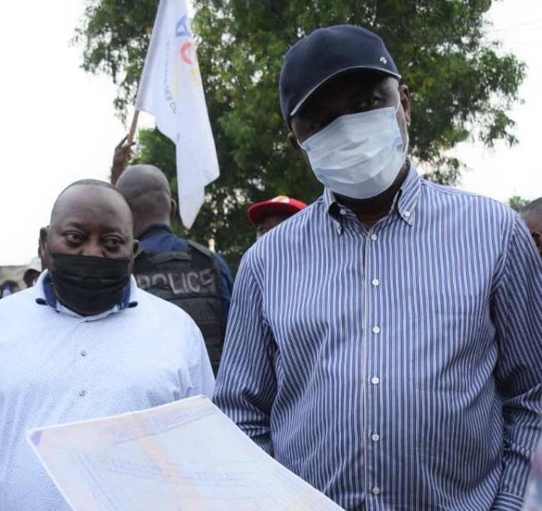 Le Gouverneur Gentiny Ngobila, accompagné du Général Sylvano Kasongo, suit les explications lui fournies par le responsable du projet de la construction de ces deux marchés