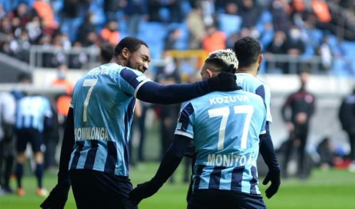 Britt Assombalonga, en pleine célébration d'un but avec ses coéquipiers de Demirspor.