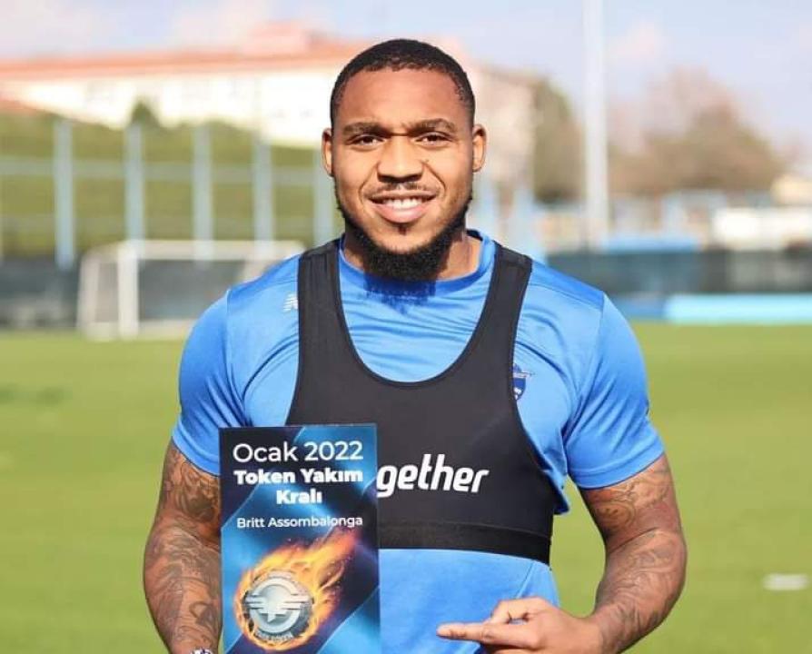 Britt Assombalonga, lors de la remise de son trophée de meilleur joueur du mois de janvier d'Adana Demirspor.