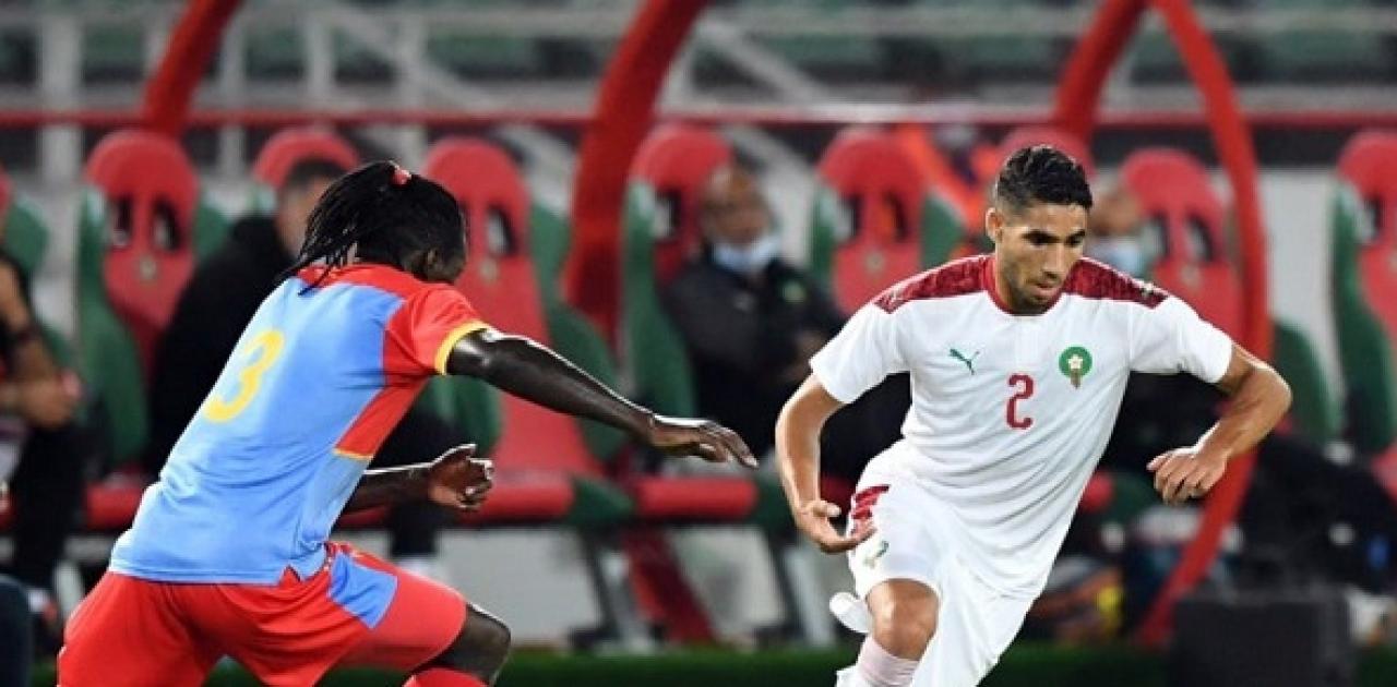 Le latéral droit marocain, Achraf Hakimi en duel avec le latéral gauche congolais, Fabrice N'sakala, lors du match amical RDC-Maroc, déroulé en novembre 2020.
