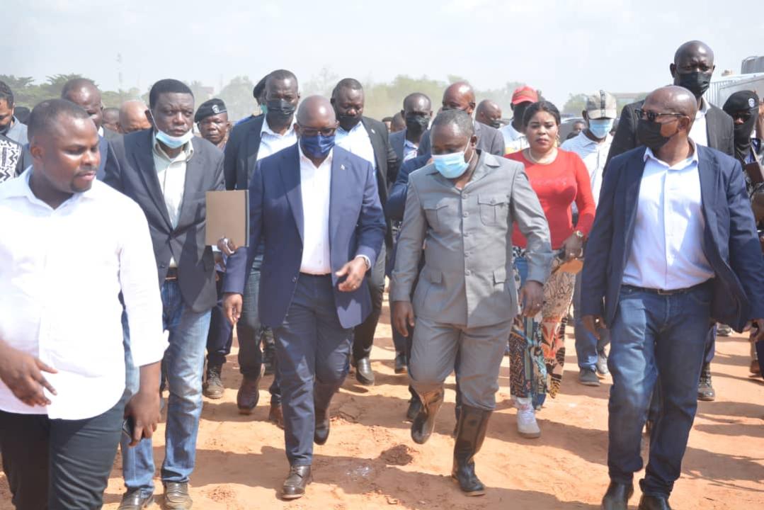 Le premier ministre Sama Lukonde conduit au chantier d'un Débarcadère au Port de Bobo Kin à Kinkole par le ministre de la pêche et Élevage