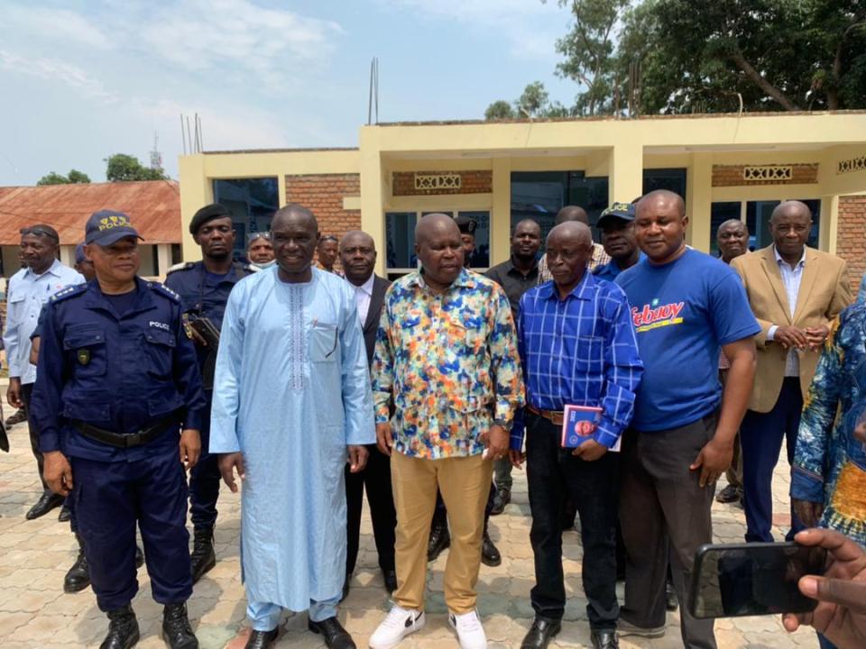 Une photo de famille entre le ministre d'état au développement rural François Rubota, le maire de la ville d'Uvira et plusieurs notables du Sud-Kivu