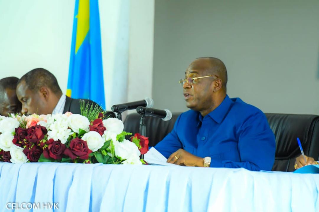 Le Gouverneur Gentiny Ngobila échange avec les Bourgmestres de Kinshasa et les Commandants des districts