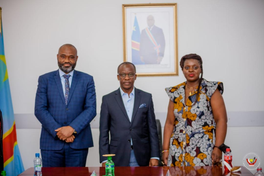 De gauche à droite, le DG Ezéchiel Biduaya (ANADEC), Ministre d'État Eustache Muhanzi (Petites et moyennes entreprises) et la Promotrice des Établissements Kesho
