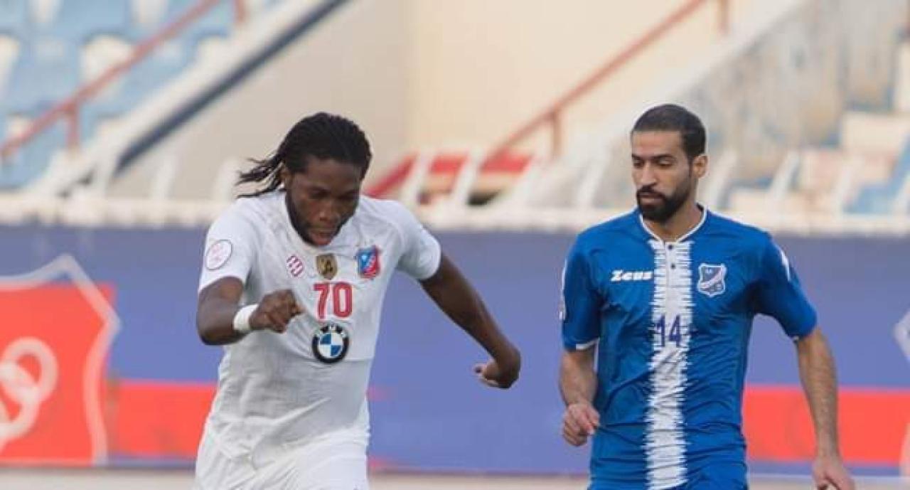 Dieumerci Mbokani et ses coéquipiers de Kuwait SC, en pleine célébration d'un but.