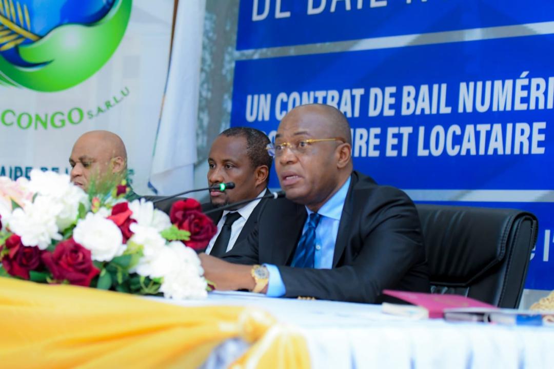 Le Gouverneur de la ville de Kinshasa lors de la cérémonie du lancement du projet de contrat de bail numérique entre propriétaires et locataires