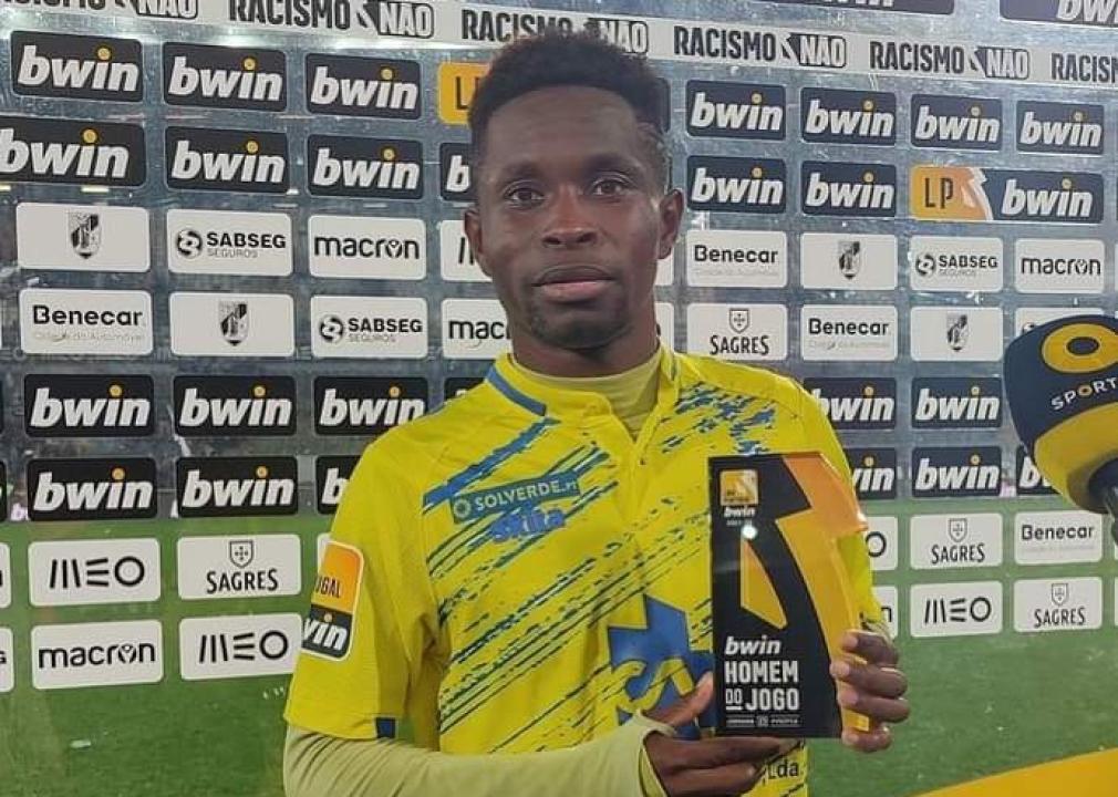 André Bukia avec son trophée de l'homme du match.