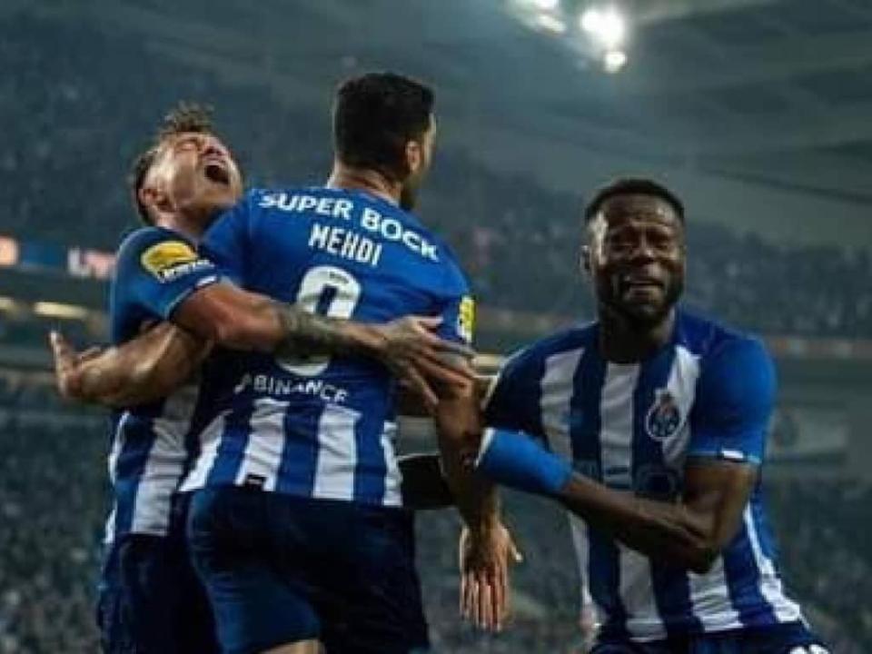 Chancel Mbemba en pleine célébration d'un but avec ses coéquipiers du FC Porto.