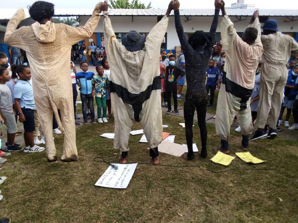 Prestation de marionnettistes à l'occasion de la célébration de journée internationale de la langue maternelle