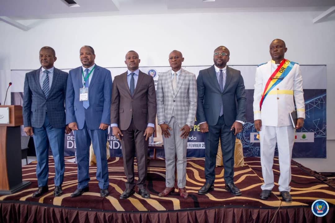 Les autorités provinciales et les membres de la société civile du Kongo-Central prenant part à l'atelier de la 2ème table ronde tripartite à Moanda