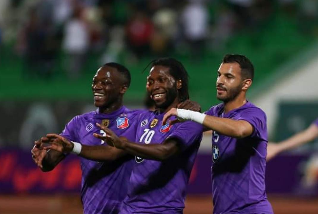Dieumerci Mbokani en pleine célébration de son but avec ses coéquipiers de Kuwait SC.