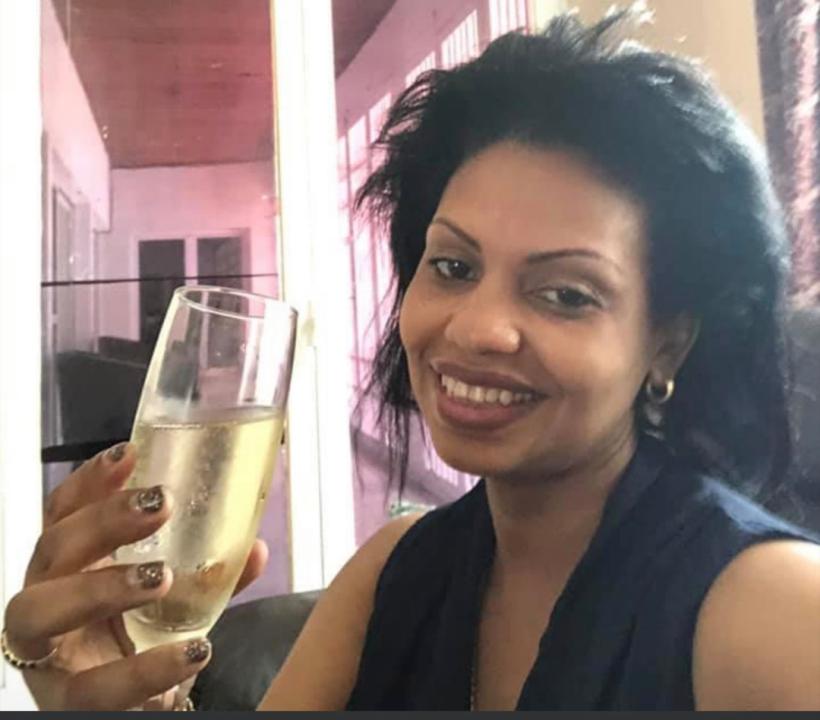 La Directrice Générale de la société d'aviation Mwant Jet, Gueda Yav,  avec sa coupe de champagne habituel