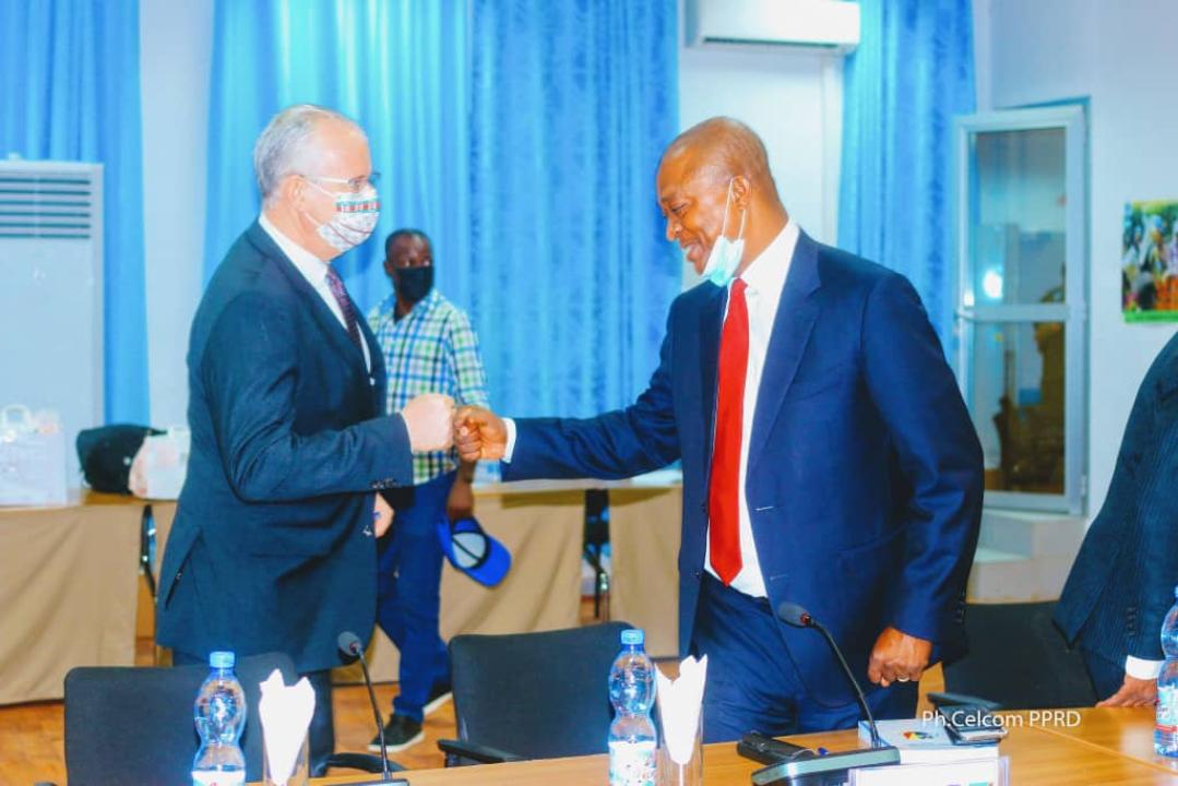 Le secrétaire permanent du PPRD Emmanuel Shadary et un haut fonctionnaire des nations unies