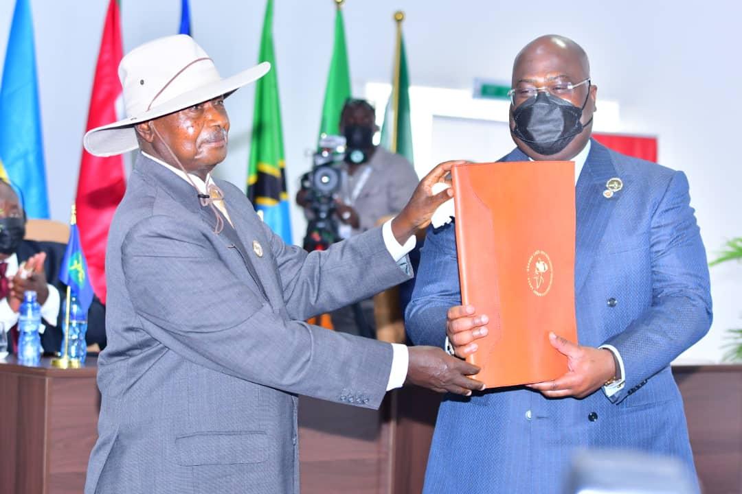 Passage des témoins entre les Présidents Museveni et Tshisekedi