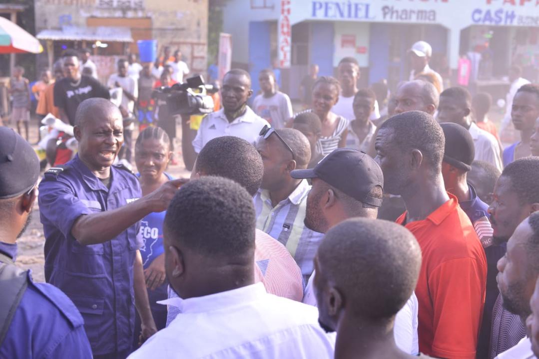 Un policier UDJANA menaçant le député provincial Junior Nembalemba