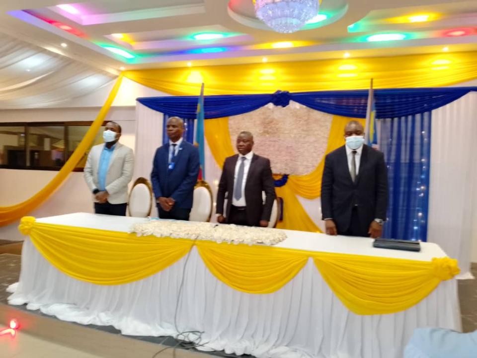 Dr Mankoy Badjoki (2ème à gauche), secrétaire général du Synamed lors de l'ouverture du congrès