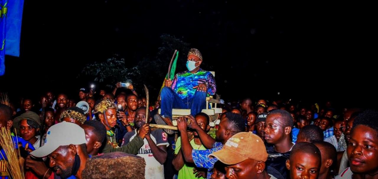 Le ministre Mbungani, assis sur le célèbre Tshipoyi au milieu de la foule, symbole de son adoubement par la population qui le porte ainsi en triomphe.