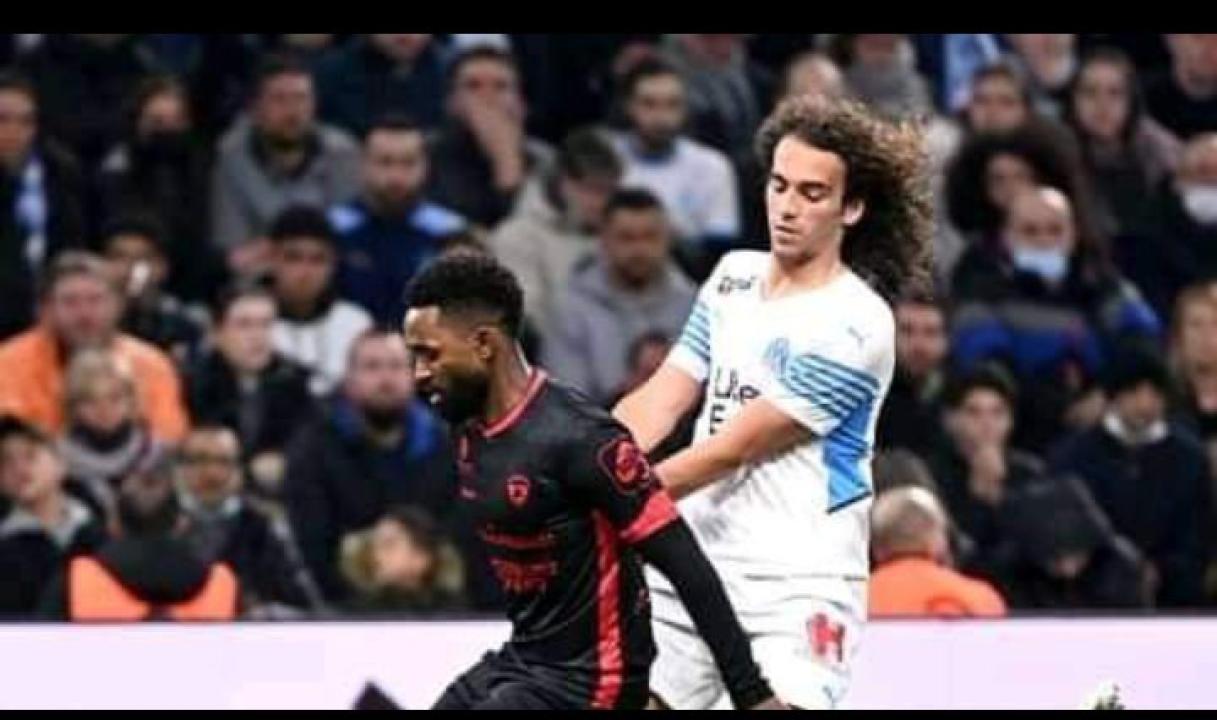 Vital Nsimba en duel avec Matteo Guendouzi, lors de la rencontre Marseille-Clermont.