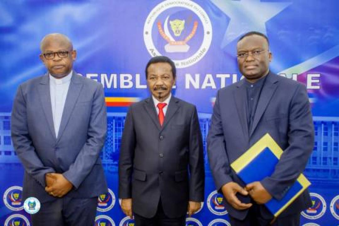 Le président de l'Assemblée nationale Mboso Nkodia entouré de gauche à droite par le secrétaire général de la CENCO Mgr Donatien Nshole et le révérend Maurice Mondengo, président de la commission justice et Paix de l'ECC