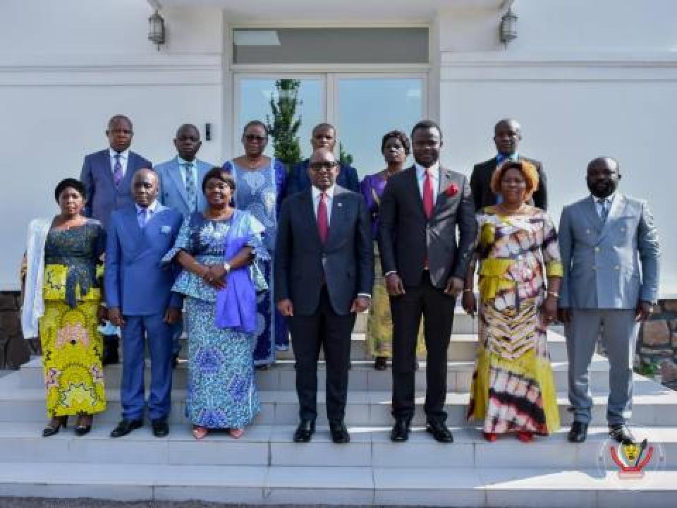 Le premier ministre Sama Lukonde entouré des députés provinciaux du Tanganyika