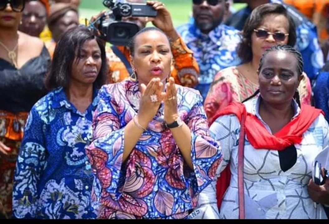 L'ancienne première Dame, Oliver Lembe (à gauche) et la sœur jumelle de Joseph Kabila, Jaynet Kabila