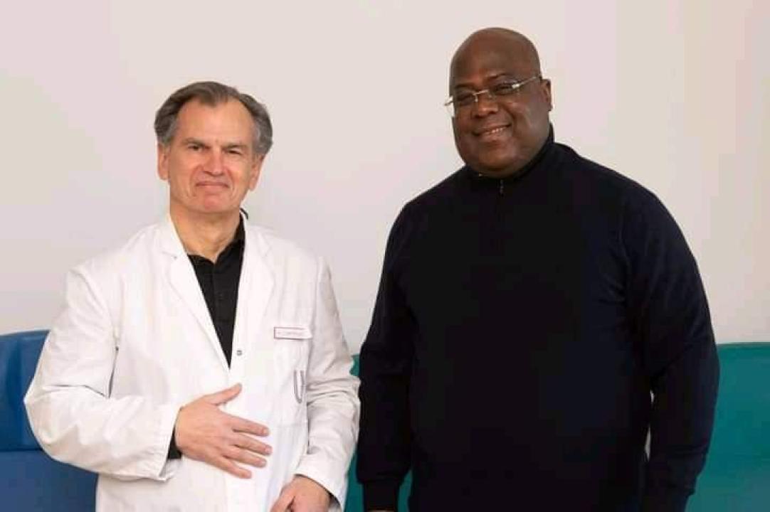 De droite à gauche, le chef de l'État Félix Tshisekedi et son médecin traitant