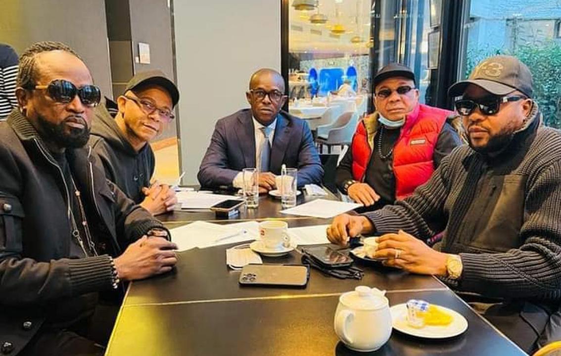 Amadou Diaby et les membres de Wenge Musica à Paris.