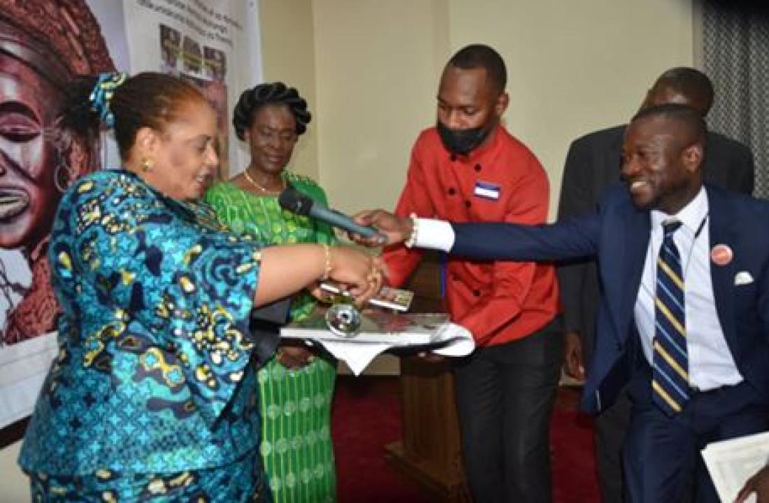 La ministre de la Culture,Art et Patrimoine lors de la cérémonie du baptême des ouvrages "La nation de Tshokwe et sa dynastie" et " Les Tshokwe de la RDC"