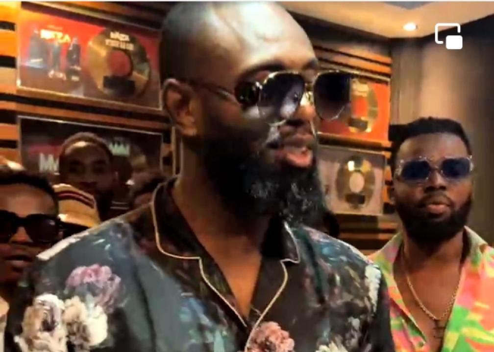 Fabregas et les membres du groupe, Villanova, en studio à Kinshasa.