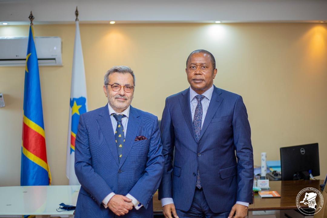 Le président de la CENI Denis Kadima et l'ambassadeur du Portugal Antonio Inocencio