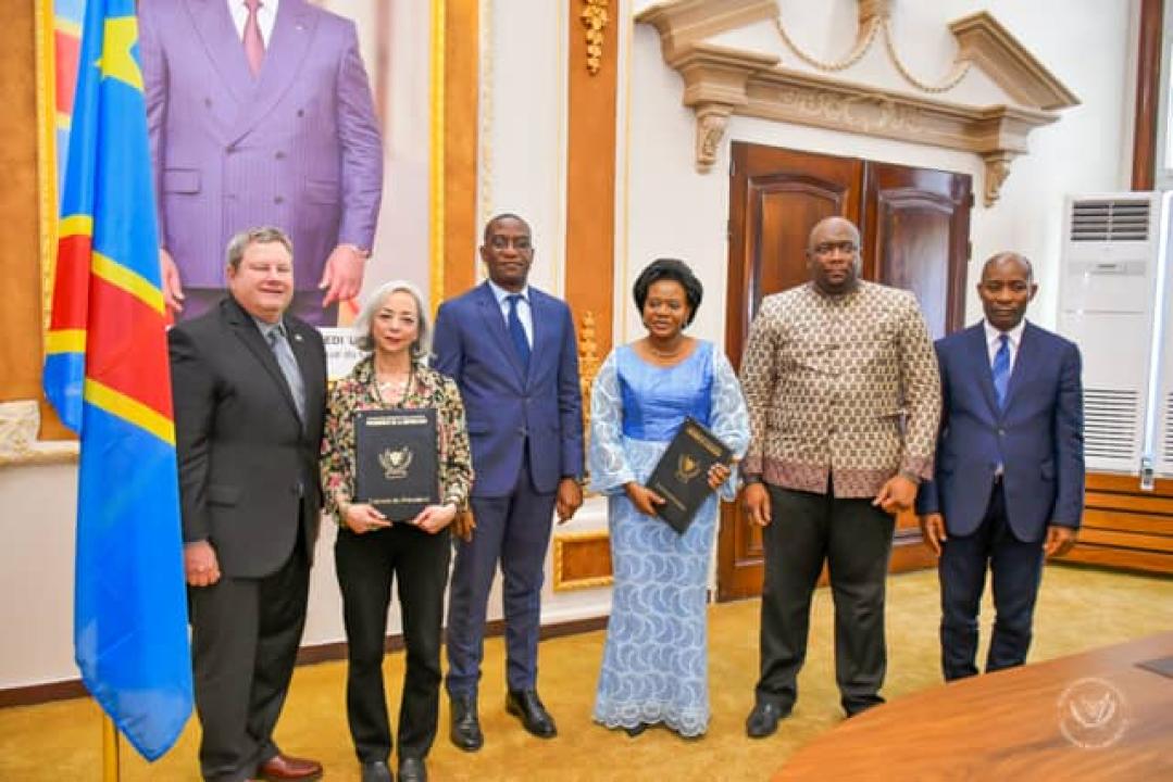 Une photo de famille entre une délégation congolaise et américaine