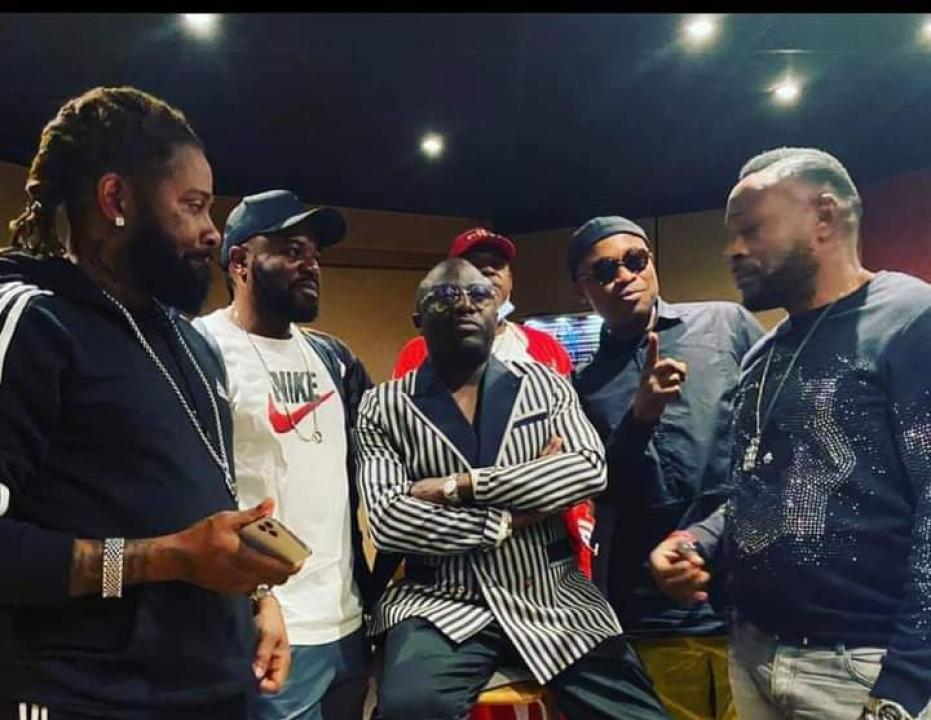 Ferré Gola, Michel Basse, Celeo Scram, Serge Mabiala et Aimelia Lias, dans un studio d'enregistrement à Paris.