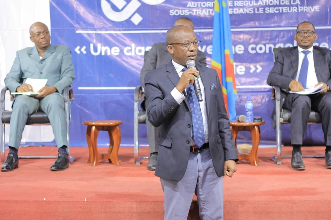 Le ministre d'état Eustache Muhanzi prenant la parole au cours d'une journée d'information et d'échanges dans la ville de Bukavu au Sud-Kivu